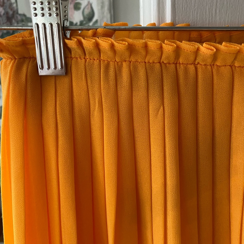 Yellow Zara pleated skirt size S elastic waist - Picture 3 of 6